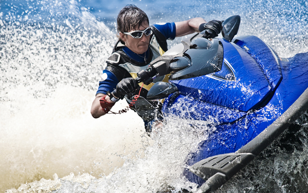 Elige tu deporte acuático para este verano: surf, motos acuáticas o vela