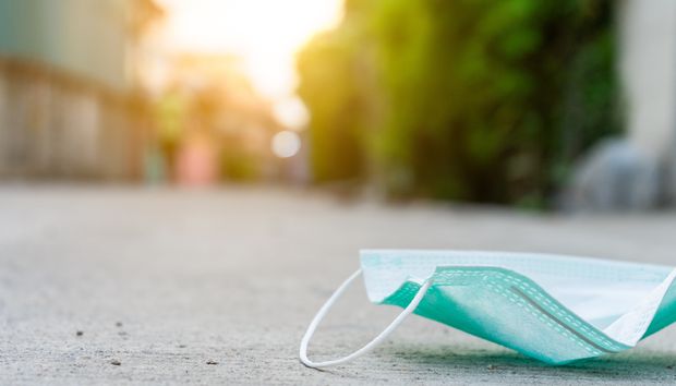 Las mascarillas y guantes controlan el Covid, pero amenazan el medioambiente si no se reciclan