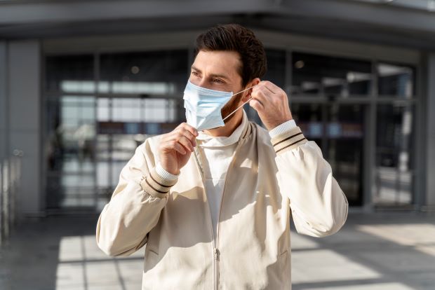 Vuelven las mascarillas a los centros sanitarios, pero no todas las comunidades las exigen