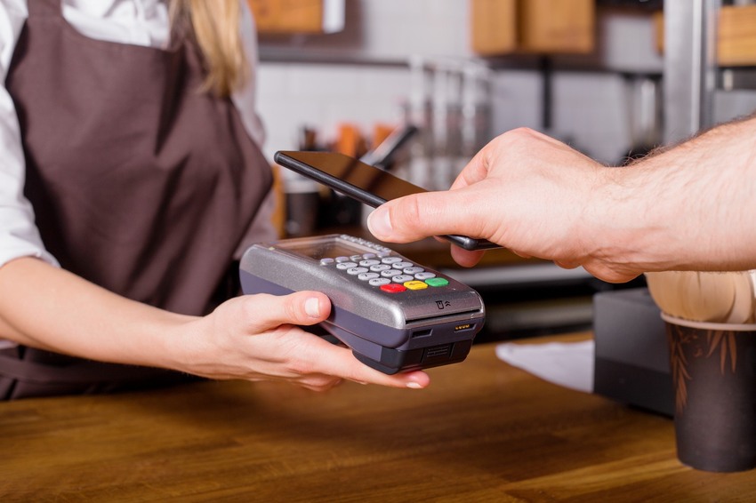 El sistema de pago por móvil hace peligrar el dinero en metálico.